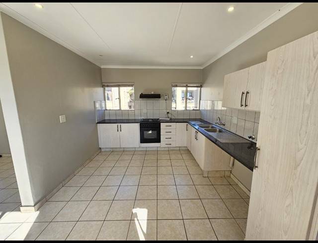 2 BEDROOM TOWNHOUSE FOR SALE IN MAGALIESKRUIN